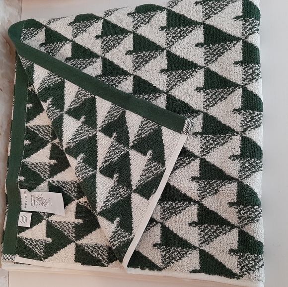 **West Elm Modern Pine Tree Jacquard Bath Towel (1 Towel) - Picture 3 of 13